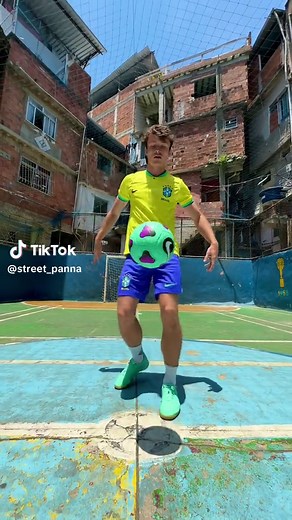 Fifa Street in Real Life 🤩 Testing my touch at the best court in the world 🇧🇷 #streetpanna #football #soccer #brazil #rio #skills #futbol