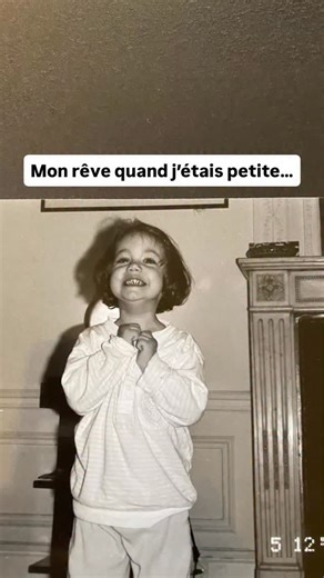Louise Chabat on Instagram: "C’est la loi un peu cruelle de tout j’ai l’impression: quand tu veux TROP quelque chose, que tu cours après, que tu t’accroches à lui, il te fuit. Que ça soit un rêve ou un mec c’est la même chose. Il faut lâcher pour que ça arrive. En tout cas c’est le constat que j’ai fais sur tous les aspects de ma vie, sur tous mes rêves: tant que je suis dans une énergie de MANQUE, tant que je mets une LOURDE charge émotionnelle dessus, le truc se barre. Et dès que je lâche, il 