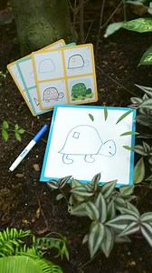 Apprendre à dessiner n'a jamais été aussi simple et amusant ! 🤩 Lamas, tortue, tigre, crocodile, dinosaure : voici quelques exemples parmi les 24 animaux que les enfants apprennent à dessiner avec ce coffret Step by Step ! En suivant les étapes de la carte modèle, ils reproduisent chaque dessin sur l'ardoise effaçable. Grâce au petit chiffon inclus, ils peuvent s'exercer à l'infini ! 🥳 - Learning to draw has never been so easy and fun! 🤩 Llamas, turtles, tigers, crocodiles, dinosaurs—just a f