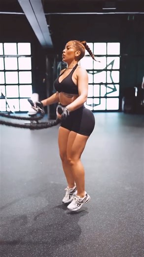 G E T B O D I E D B Y J on Instagram: "It’s crazy how our body can change if we do nothing & crazier how much it changes when we do something🖤🤌🏽 🔥Body Under construction 🚧 🎥 @alexanderaperture Outfit, gloves & booty band @bodiedathletics Gym @theunionfithub #Bodied #LatinaFitness #Latina #Fitmom #Viral #Explore #Getbodiedbyj"