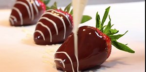 Edible Arrangements Fresh Chocolate Covered and Swizzle Strawberries, Apples & Bananas Gift Box