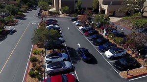 「完全自動運転」を実現したテスラ・モデルXで自宅から会社まで通勤、さらには自動パーキングする様子