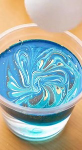 Marbling Ornaments Get creative this weekend with marbling ornaments! A fun and easy project for the whole family | Easy Recipes