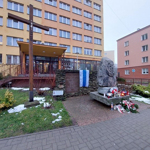 Flaga Wolnej Rosji zawisła na pomniku powstańców styczniowych. Prowokacja czy wsparcie dla Ukrainy i Polski?