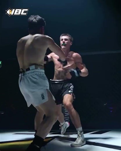 First to step outside the diamond loses a point! STAND AND BANG ‼️ 😤