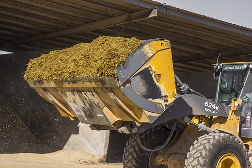 Push Out Loader Bucket for Feedyards, Dairies | Dymax Attachments