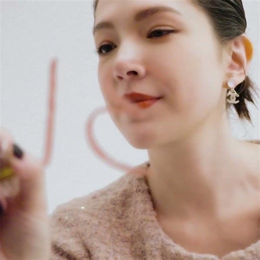 解鎖許瑋甯3種時髦風格！擦上最新「香奈兒康朋街31號」頂級絲絨霧光，獨家親授口紅挑色準則