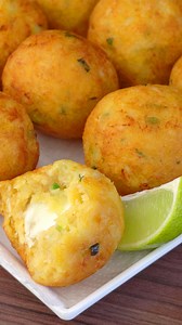 6.1M views · 141K reactions | Com poucos ingredientes, faça esse bolinho de batata com frango, super fácil e delicioso! #reels #receitasalgada #bolinho #frango #batata #petiscos #receitasimples #receitafácil #receitarápida | Teste Receitas | Facebook