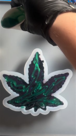 Leaf Tray 🍁 Made using: 🍁 Black Widow Pigment Paste 🍁 Galaxy Blue Pigment Paste 🍁 Emerald Green Pigment Paste 🍁 Fine Glitter from the Nordic Tray Kit All supplies used are from Resindetresupplies20 Use code Rigorous for 15% off your first order at www.resindetresupplies.co.uk #resindetresupplies20 #reels #resin #smallbusiness #leaftray | Rigorous Resin