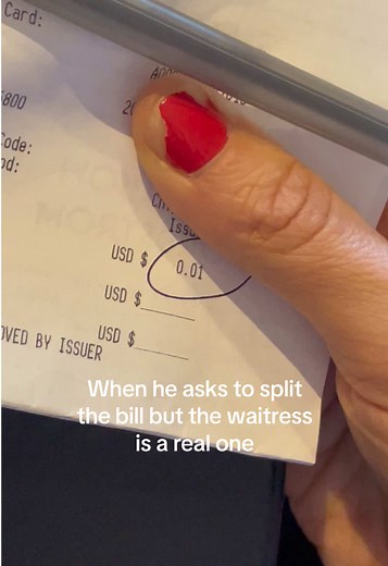 Definitely leaving a tip for that 💋 #datenight #dating #dinner #restaurant #relatable #textfree