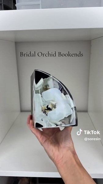 Crisp, white orchids a black background in small, chunky bookends 🖤 #flowerpreservation #floralpreservation #resinpreservation #weddingflowers
