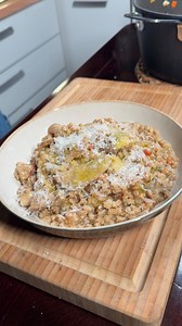 Una zuppa avvolgente e saporita che dovete assolutamente provare! Con orzo, legumi e porcini, diventerà il vostro nuovo comfort food 🥰 Salvate la ricetta e provatela per la vostra prossima cena 😍 Ingredienti per 4 persone 40 g di funghi porcini secchi 400 g di orzo e legumi secchi misti 1 porro Peperoncino Parmigiano Reggiano grattugiato Erbe aromatiche Olio extravergine di oliva Sale Procedimento Mettete i funghi porcini in ammollo in una ciotola con acqua tiepida per circa 20 minuti. Al term