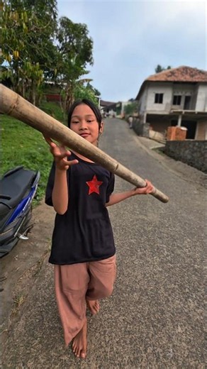 Amel Ngejar Bawa Bambu, Emosi Karena Sendalnya Dibuang 😤🥿🤣