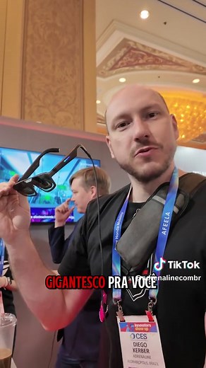 A ASUS chegou na CES com tudo ao apresentar o ASUS ROG XREAL R1 AR, seus óculos inteligentes de realidade aumentada. 😎✨ A proposta é simples e ousada: levar uma tela gigante para onde você for. Conectou, colocou no rosto e pronto, trabalho, games e entretenimento em um display flutuando na sua frente, sem depender de monitores físicos. Conta aí se você teria esse equipamento! #Asus #ocuosAR #ces2026