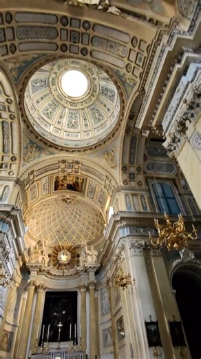 RUBRICA SICILIA on Instagram: ". Nel cuore di Barrafranca c’è una storia che continua a battere, pietra dopo pietra. ⛪ La Chiesa Madre, dedicata a Maria SS. della Purificazione, nasce nel 1728 sopra l’antica chiesa di San Sebastiano, danneggiata dal terremoto del 1693, e viene completata nel 1775 con il maestoso campanile. ￼ La facciata che vedi nel reel – sobria ma elegante, tra richiami barocchi e gusto neoclassico – è frutto dei lavori ottocenteschi guidati dall’architetto barrese Giuseppe Ci