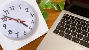 時計とパソコン　逆再生4倍速　ビジネスの動画｜無料の動画素材サイト「動画AC」