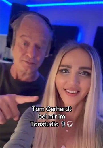 Na? Habt ihr ihn erkannt? Tom Gerhardt - unser Hausmeister Krause ganz privat bei mir im Tonstudio. VOLL NORMAAAL 🥳🙌🏻😃🩷🎧🎙️ #popschlager #tomgerhardt #schlager #safiya #privat