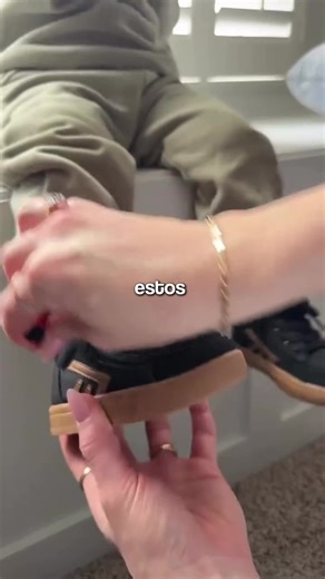 A veces el mejor marketing no es un anuncio… es un debate. 👟 Estos zapatos para niños se hicieron virales por una idea simple: sustituir los cordones por una cremallera para que puedan ponérselos solos en segundos. Pero lo realmente interesante no es el producto… es la conversación que generó. Algunos padres lo ven como una solución práctica. Otros creen que los niños deberían aprender a atarse los cordones desde pequeños. Resultado: miles de comentarios, discusiones y el producto circulando po