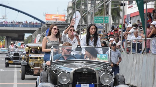 El desfile de autos clásicos y antiguos fue toda una fiesta. Recuento de los mejores momentos