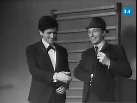 DUO COMIQUE 😂 «Pardon Monsieur, vous n’auriez pas une allumette, s’il vous plaît ?» Comment une simple demande de courtoisie se termine en castagne sur la voie publique ! Voici les jeunes Pierre Richard et Victor Lanoux dans le sketch de l’allumette en 1965. | INA