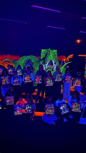 𝑪𝑶𝑹𝑬 𝑴𝑬𝑴𝑶𝑹𝒀 𝑨𝑪𝑻𝑰𝑽𝑨𝑻𝑬𝑫 💫 Tonight’s Family Glow Party was everything we love most: neon paint, big laughs, messy hands, and families creating side-by-side. From first brush strokes to proud “I made this!” moments, the glow was real and the memories were even brighter. 🖌️ Thank you to every family who showed up and made the night unforgettable. Tag us in your glow pics! @prettypaintsparty 📍: @portalsentertainment 🎶: @dellinger.entertainment 👩🏻‍🎨: @prettypaintsparty | Prett