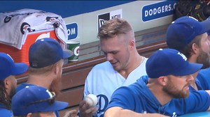 Lux recibe bola falsa tras hit