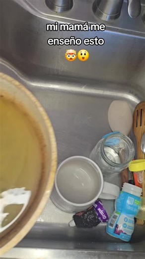 asi es como se tira la grasa del sarten correctamente 👌 #lifehack #kitchenhacks #cleaning #cleaninghacks #foodhacks