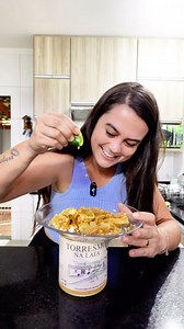 23K views · 8.2K reactions | Ganhei esse torresmo na lata, e testei pra contar pro cs. Diz ficar pronto em 2 minutos. Muito obrigada @restaurante.da.alice e @elainizinha eu amei 殺 #torresmo #teste #superreels | Camiladecas | Facebook