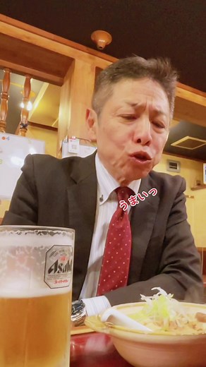 今宵は築地本願寺裏手にあるディープな界隈で、もつ焼きをいただく！まだ18時前なので店内は空いていて、外は少し明るい！さぁ、もつ煮込みにもつ焼きでビールをいただこう！ #築地グルメ #もつ焼き #加賀屋 #ひとりのみ #ひとり酒
