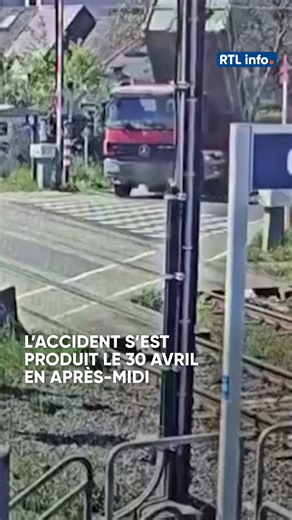 🚨 Accident spectaculaire à Grand-Bigard : un camion-benne roule avec la benne relevée et arrache une caténaire au passage à niveau de la Brusselstraat. #RTLInfo #Infrabel #AccidentCamion #Caténaire #BruxellesGand | RTL info.