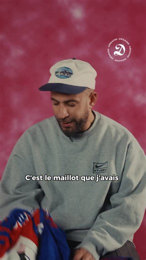 😎 Une collection bien rétro, bien années 90 ! Passionné de foot, le journaliste Mehdi Maïzi collectionne évidemment les maillots. Il a d’ailleurs quelques merveilles dans son armoire qui nous ramènent 20 ou 30 ans en arrière, à l’époque des coupes bien larges… C’est quoi la pépite de ta collec’ ? 💬⬇️ | Dégaine by So Foot