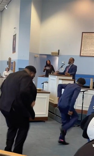 When the Spirit moves, you can’t stay still. #JustHavingChurch #PraiseBreak #brandonbrown01 #Jesus