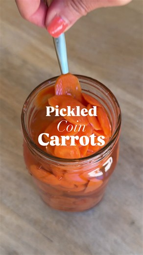 crunchy, tangy, and slightly sweet PICKLED coin CARROTS 🥕🫙 xx, @tomatoeswithlemon Find the full recipe on our website tomatoeswithlemon.com (link in comments)! #pickledcarrots #coinedcarrots #homemadepickles