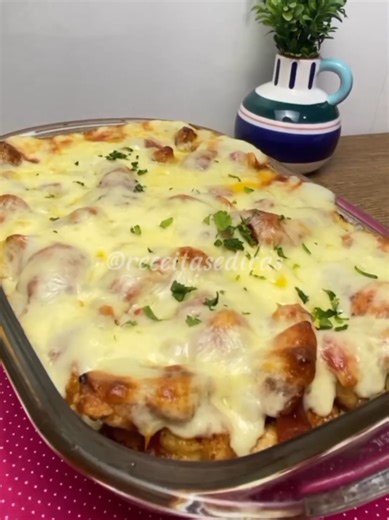 ALMOÇO DE DOMINGO 👨‍👩‍👦‍👦 Vai ter frango à parmegiana 😋 Ingredientes 1 kg de filé de peito de frango 1 kg de batata 3 dentes de alho 1 ovo 3 colheres de sopa de amido de milho 1 caixinha de creme de leite 1 colher de sopa de manteiga 150g de queijo muçarela 1 sachê de molho de tomate temperado Sal, pimenta do reino, chimichurri e cheiro verde a gosto 📝 Modo de preparo no vídeo 🔥 Forno 220 graus até o queijo derreter. Cerca de 15 minutos Já salva o vídeo pra não perder e marca nos comentár