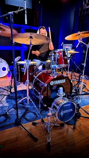 Jose López Dardón on Instagram: "Día de Grabación: Este tema pedía un carácter distinto, por lo que opté por un set de 1984 y una configuración específica: tom de 12” y floor tom de 16”. Dato interesante: el tom de 16” es aéreo, pero decidí montarlo con patas, lo que nos permitió un mayor control de la resonancia y un cuerpo más definido. Platillos de medidas grandes y una caja 14x8 Brass con un sonido pastoso terminaron de darle la identidad que el tema necesitaba. La música lo pedía, y así l