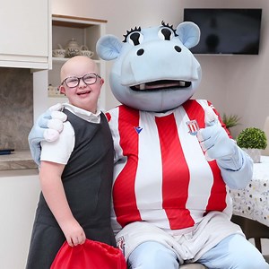 78K views · 2K reactions | 拾 Happy birthday to a very special Potter, Jessica Beech-Williams! Ahead of Jess' special day, we sent a guest to give her a big surprise and a present she'll never forget. | Stoke City Football Club | Facebook