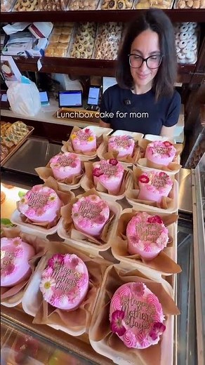 A little something sweet for Mom 💐🎂 Mother’s Day lunchbox cakes at Conti’s.