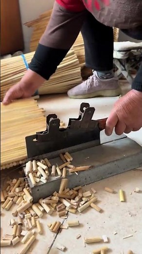 The trimming process of steamers made from reed stalks