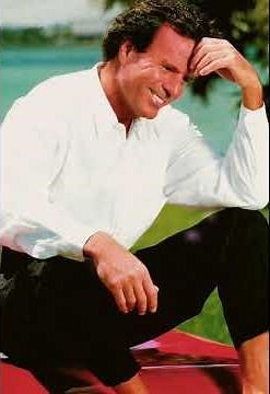 Julio Iglesias — Life Goes On with the Eternal Melody of ‘La Vida Sigue Igual’