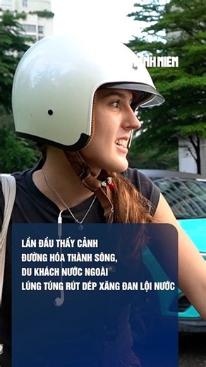 Du khách Anh lần đầu thấy cảnh đường hóa thành sông, phải thay dép lội nước: 'Tại sao lại thế này?'