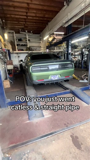 catless & straight pipe sounds amazing can’t lie😍 #catless #straightpipe #loud #loudcar #moparornocar
