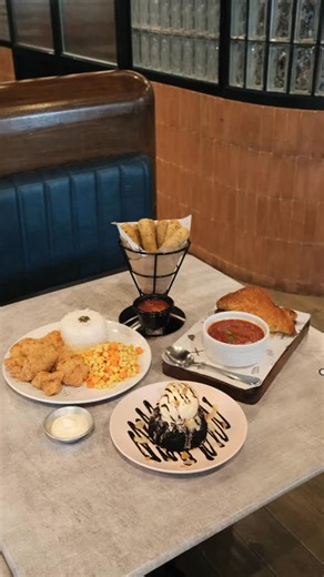 Nothing beats a Blake’s brunch spread: Mine All Mine, Truffle Honey Grilled Cheese with Tomato Soup, Mozzarella Sticks, and a sweet Molten Lava Cake to finish 🤤 Who’s joining us? View our menu at 📋 https://bit.ly/BWSMenu_0725 ☕️ https://bit.ly/BWSMenuSD_0725 📅 blakes.ph/reservations | Blake's Wings & Steaks