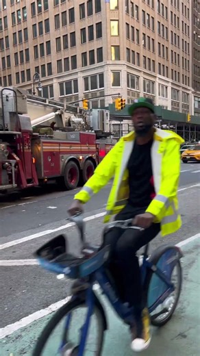 🚨 FDNY Engine 26 / Truck 21 operating for a small fire in a lamppost