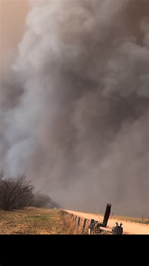 These wildfire smoke plumes driven by 70 mph winds are full of vortices and fire whirls as well as highly tilted firenadoes that are able to couple with pyrocumulonimbus updrafts. When you chase them from the downwind side, which is not advisable, they even appear like a wedge #tornado approaching you - then the orange flow and fire wall appear from the smoke and you can see the fast speed of the fire whirls as the wildfire propagates at 5-10 mph. Keep an eye out for smoke plumes today as winds