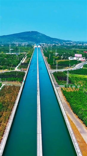El proyecto más ambicioso del mundo se está llevando a cabo en China: el Proyecto de Transferencia de Agua Sur-Norte. Es comparable a la Gran Muralla en escala y se considera el mayor proyecto de ingeniería civil del planeta. Este megaproyecto, iniciado en 2002 y con una duración prevista hasta 2050, busca transferir agua del sur rico en recursos hídricos (como el río Yangtze) hacia el norte árido de China, incluyendo regiones como Pekín y Tianjin, para aliviar la escasez de agua que afecta a má