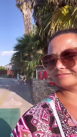 👨‍👩‍👧‍👦 De 4 Vloggetiers & Co beleefden een geweldige tijd op Camping La Sirène! Deze topcamping in Zuid-Frankrijk biedt comfort en plezier voor het hele gezin. Je ontdekt alles wat de camping te bieden heeft in de video. Wil je meer over deze camping weten? Kijk dan op https://bit.ly/4778FHt | Eurocamp