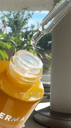 Our Vitamin C Liquid Peel is a great solution for dark spots, no matter your skin type! This gentle, vegan formula is potent enough to work effectively, without making your skin feel stripped or dry! Check out these tips on how to use this multi acid liquid peel: 💫Apply peel evenly to clean, dry skin or with a cotton pad, using circular motion. 💫Leave on for 3 to 5 minutes. Do not exceed 10 minutes. 💫Rinse thoroughly with cold water to neutralize. 💫 Immediately replace cap tightly. #dermae #