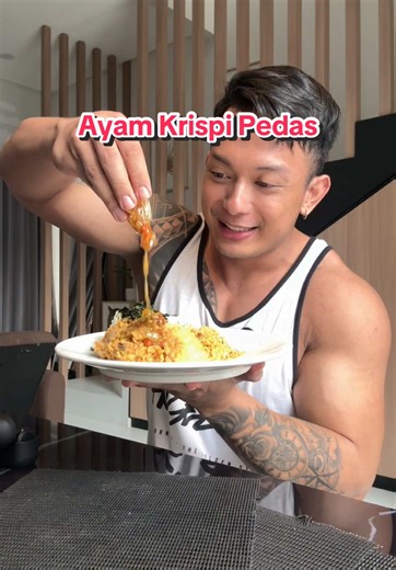 Makan Ayam Krispi Pedas dengan Sambal Melimpah