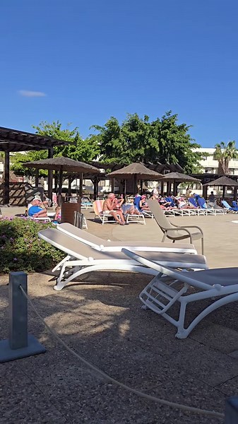 Pool side (quiet pool) at the Los Zocos #loszocos #loszocosimpressive #costateguise #lanzarote ☀️🇮🇨✈️🌞