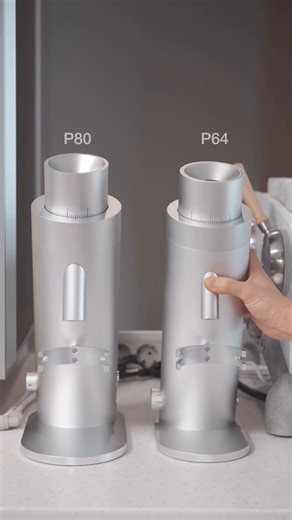 주희 홈카페 홈바리스타 Juhee Hwang homebarista on Instagram: "P80 & P64 @option_o.coffee P64와 비슷한 듯 또 다른 Lagom P80. 드디어 도착🤍 (옵션오 애호가) 크게 다른 점은, AUTO-GRIND FUNCTION으로 자동·수동 모드를 버튼 두 개로 간단하게 전환할 수 있고, exit chute에는 자석 보조 메커니즘이 적용되어 분쇄 후 남아 있는 잔량도 손쉽게 털어낼 수 있다는 것. RPM도 숫자로 직관적으로 표시되고, 전원 코드 역시 P64와는 다른 방식이다. ‘아, 이제는 64 말고 80만 쭉 써야겠다’는 생각을 하며 원두를 갈아보니… 갈리는 소리는 역시 64를 따라갈 수가 없네 🙂‍↔️🙂‍↔️ㅋㅋㅋ The Lagom P80—similar to the 64, yet different in its own charming way. Finally arrived 🤍 (